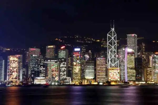 
香港IPO市場(2021年前七個(gè)月)：上市66家，退市36家，募資2,532億、增86%
(圖1)